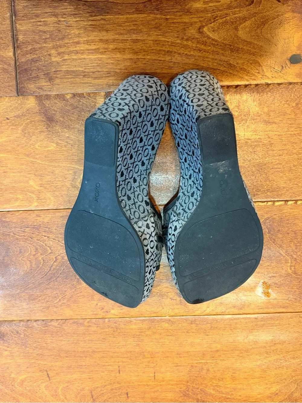XOXO Patterned Black and Gray Wedge Slide Sandals